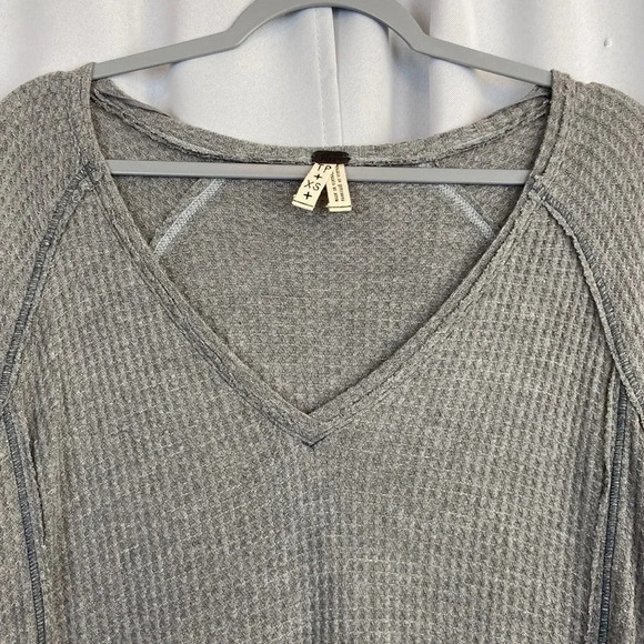 We The Free Women’s XS Oversized Gray V-Neck Thermal Long Sleeve Top - Picture 5 of 8